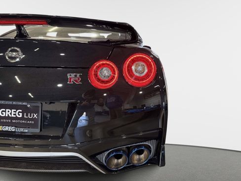 Used 2021 Nissan GT-R Premium image 18