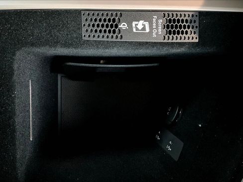 Used 2022 Porsche Taycan image 17