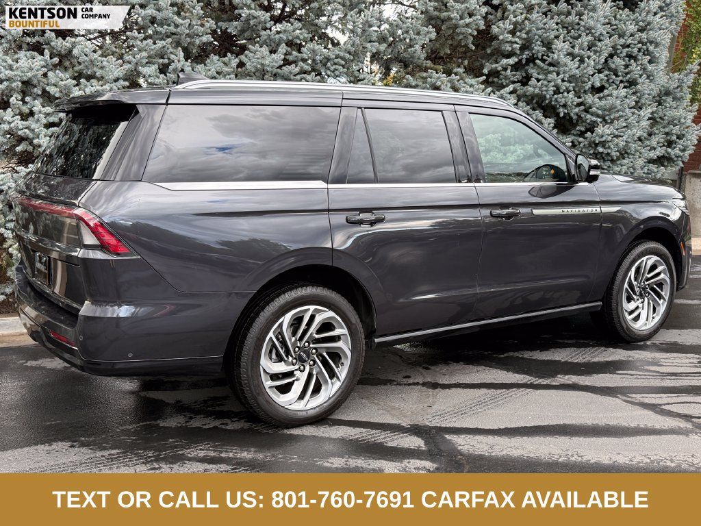 Used 2025 Lincoln Navigator Reserve AWD/4WD image 9