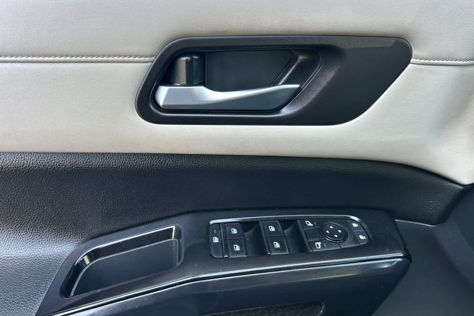 Certified 2022 Nissan Pathfinder SV FWD image 13