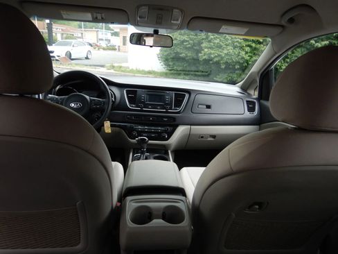 Used 2016 Kia Sedona LX image 21
