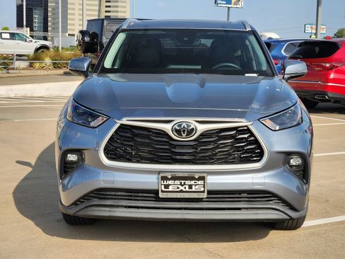 Used 2022 Toyota Highlander XLE FWD image 2