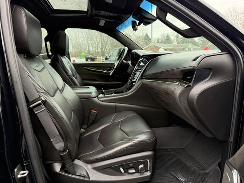 Used 2018 Cadillac Escalade Platinum image 11