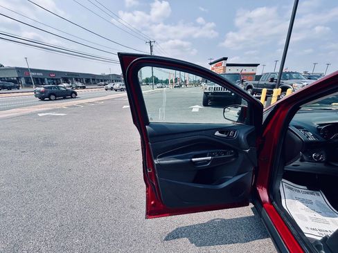 Used 2015 Ford Escape SE w/ Equipment Group 201A image 19