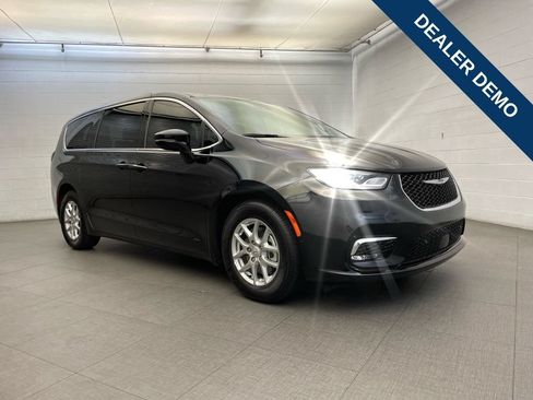 New 2026 Chrysler Pacifica Select FWD image 1