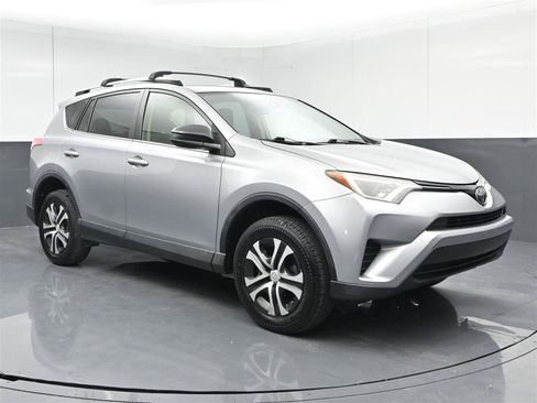 Used 2018 Toyota RAV4 LE FWD image 3