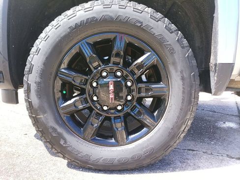 Used 2025 GMC Sierra 2500 AT4 w/ AT4 Premium Plus Package AWD/4WD image 12