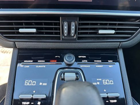 Used 2022 Porsche Cayenne Platinum Edition image 25