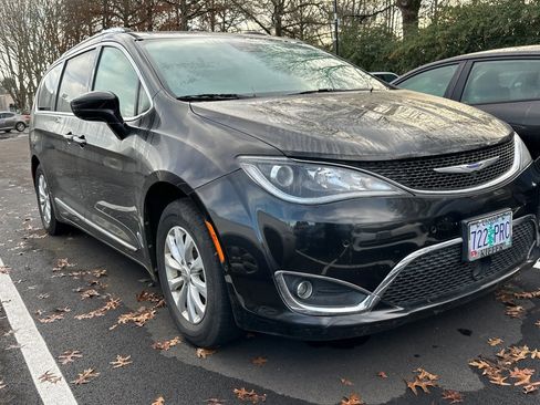 Used 2018 Chrysler Pacifica Touring-L Plus w/ Advanced Safetytec Group image 2