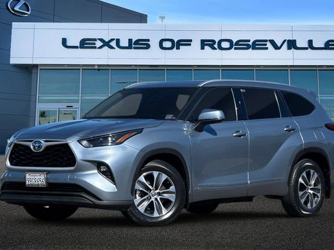 Used 2022 Toyota Highlander XLE AWD/4WD image 1