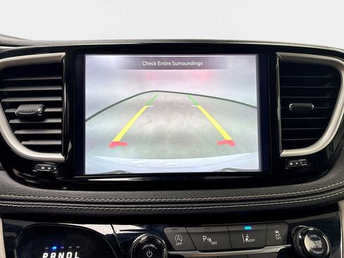 Used 2023 Chrysler Pacifica Touring-L FWD image 20