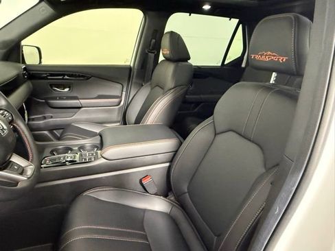 Used 2025 Honda Pilot TrailSport image 26