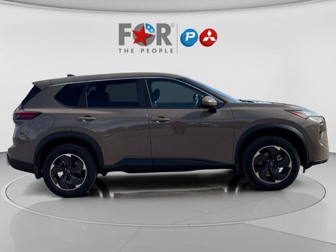 Used 2024 Nissan Rogue SV image 6