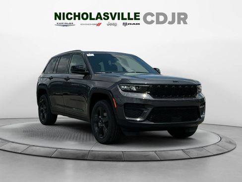 New 2025 Jeep Grand Cherokee Altitude image 8