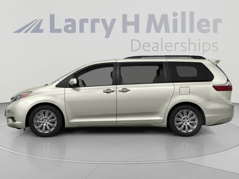 Used 2017 Toyota Sienna XLE w/ XLE Navigation Package FWD image 3