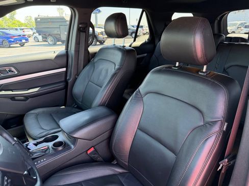 Used 2017 Ford Explorer XLT w/ Equipment Group 202A FWD image 13