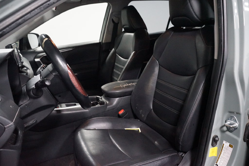 Used 2019 Toyota RAV4 XLE Premium FWD image 6