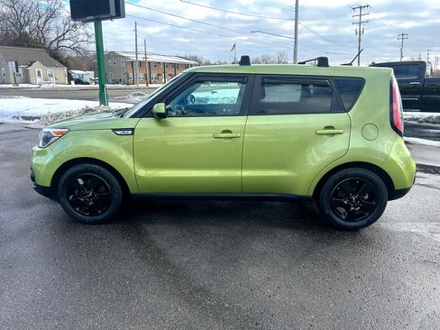 Used 2017 Kia Soul Base 6M image 2