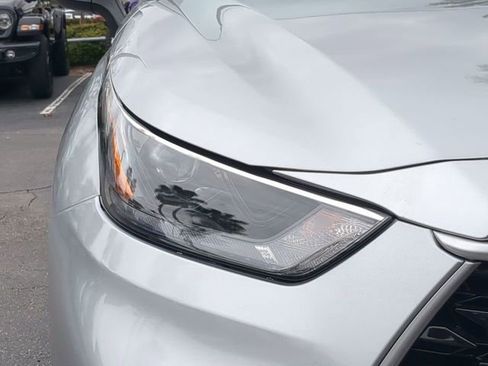 Used 2022 Toyota Highlander L image 10