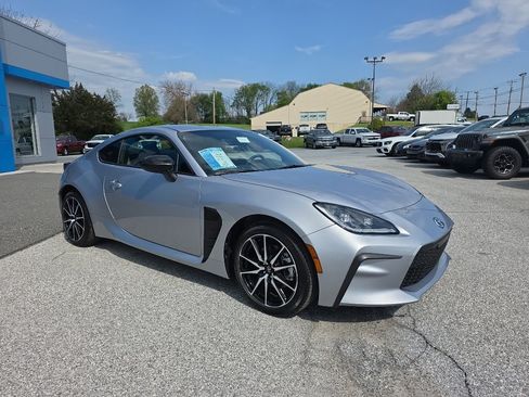 Used 2025 Toyota GR86 w/ ALL Weather Mat Package (TMS) RWD image 3