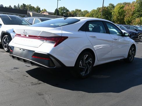 Used 2025 Hyundai Elantra SEL w/ Cargo Package image 7