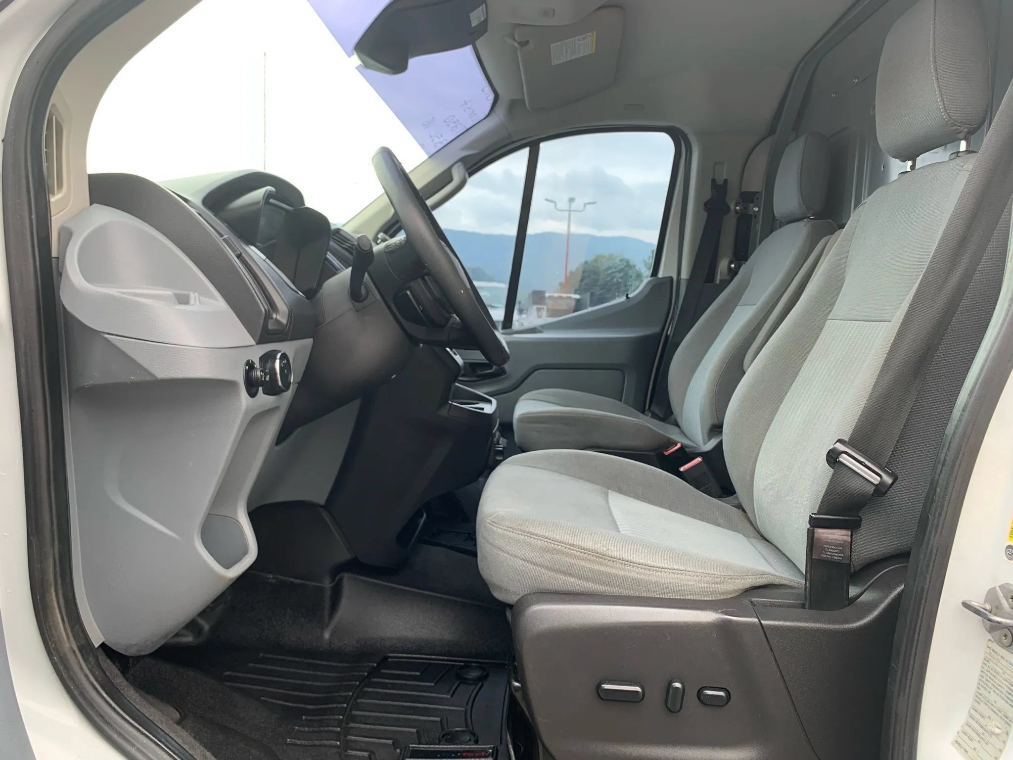 Used 2015 Ford Transit 250 130 Low Roof RWD image 9