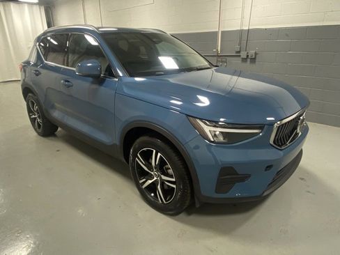 Certified 2025 Volvo XC40 B5 Core image 4