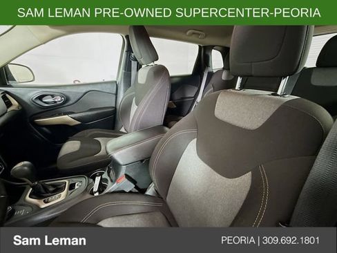 Used 2018 Jeep Cherokee Latitude w/ Cold Weather Group image 19