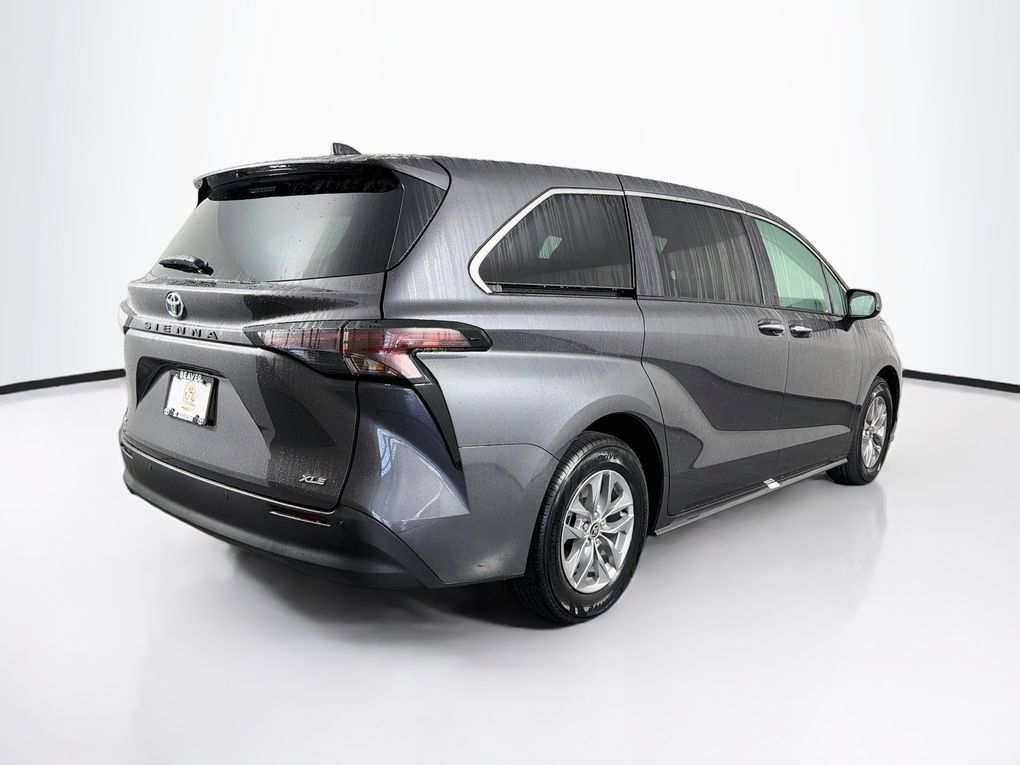 Used 2025 Toyota Sienna XLE FWD image 10