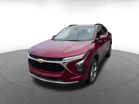 Used 2025 Chevrolet Trax LT FWD image 5