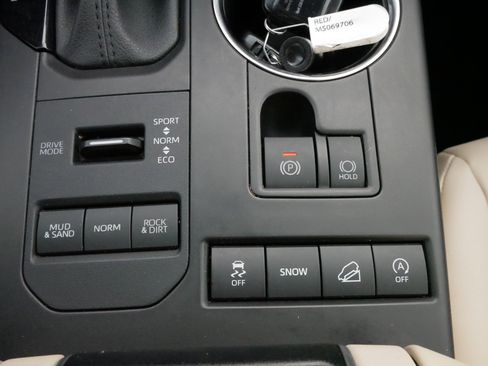 Certified 2021 Toyota Highlander XLE image 28