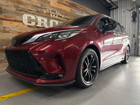 Used 2021 Toyota Sienna XSE FWD image 2