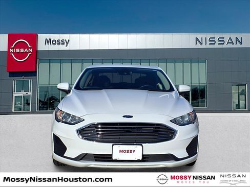 Used 2020 Ford Fusion SE image 2