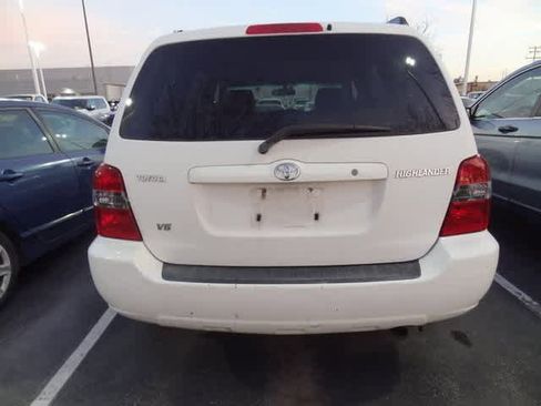 Used 2005 Toyota Highlander 2WD V6 w/ 3rd Row image 5