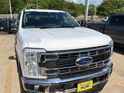 Used 2024 Ford F250 XLT w/ FX4 Off-Road Package AWD/4WD image 3