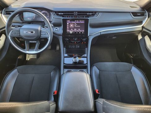 Used 2024 Jeep Grand Cherokee L Laredo image 18