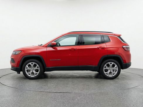 Used 2025 Jeep Compass Latitude image 3