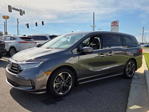Used 2023 Honda Odyssey Elite image 3