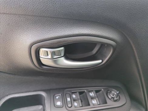 Used 2021 Jeep Renegade Latitude FWD image 28