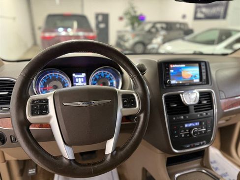 Used 2015 Chrysler Town & Country Touring-L w/ Driver Convenience Group image 14