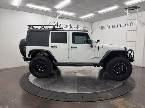 Used 2017 Jeep Wrangler Unlimited Sahara w/ Connectivity Group image 8