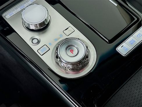 Certified 2025 Genesis G80 2.5T image 17