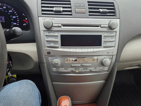 Used 2011 Toyota Camry XLE image 15