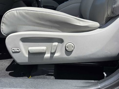 Used 2019 Toyota Highlander SE FWD image 14