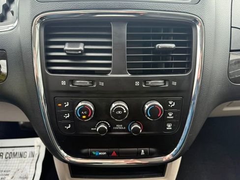 Used 2019 Dodge Grand Caravan SE w/ UConnect Hands-Free Group image 26