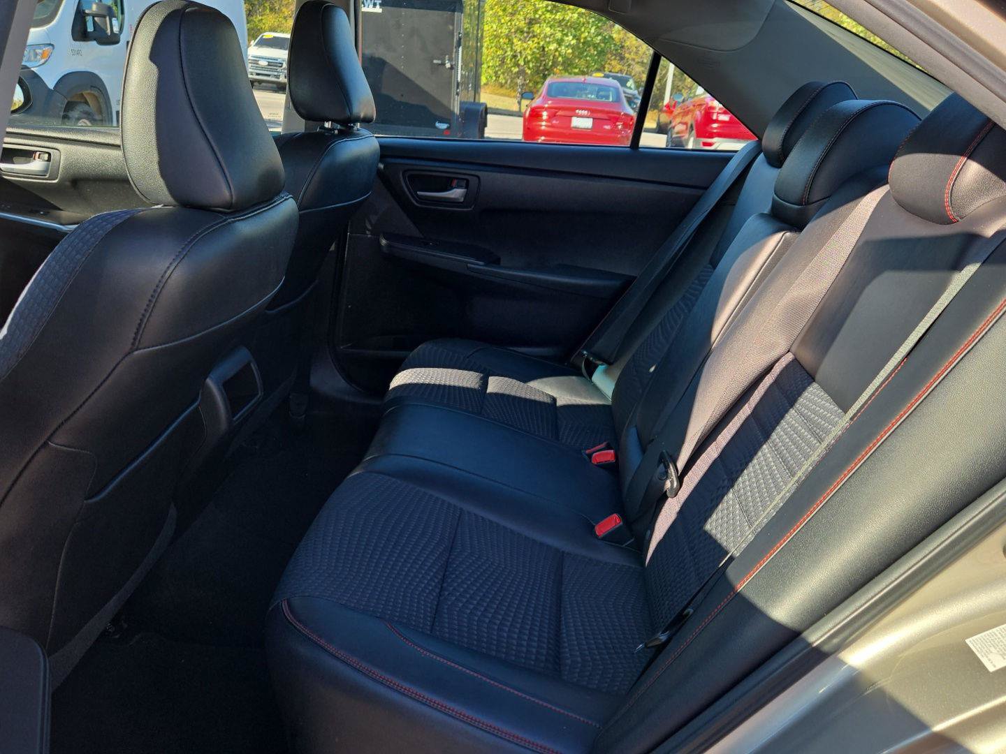 Used 2015 Toyota Camry SE FWD image 14