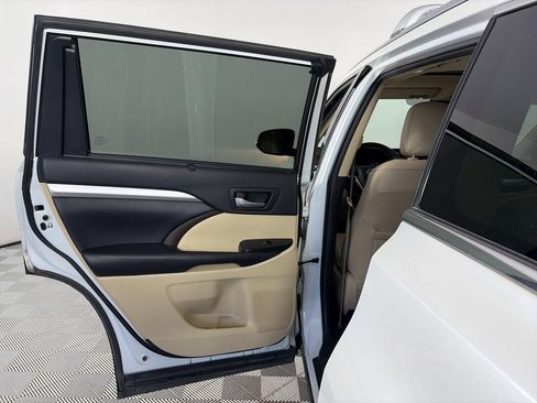 Used 2019 Toyota Highlander XLE AWD/4WD image 12