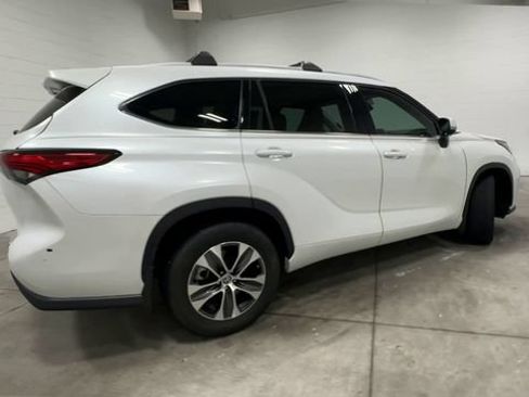 Used 2022 Toyota Highlander XLE FWD image 3
