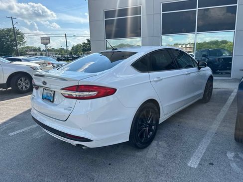 Used 2018 Ford Fusion SE w/ Equipment Group 201A FWD image 3