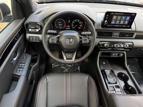 Used 2025 Honda Pilot TrailSport image 24